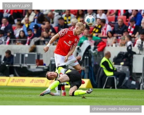 美因茨训练课重点演练定位球攻防后的落位与转换 美因茨训练课重点演练定位球攻防后的落位与转换